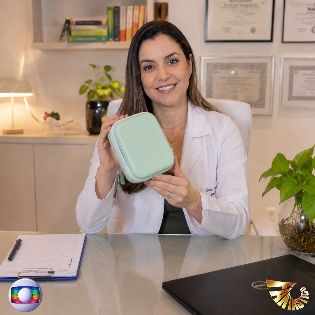Dra. Samanta Bento, médica especialista em saúde preventiva, segurando o Organizador de Comprimidos em seu consultório